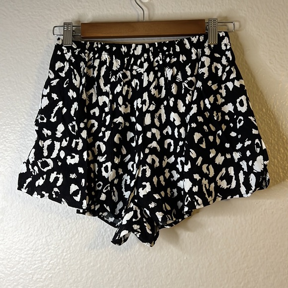 Lulus Yana Black and White Leopard Print Tie-Front Shorts
NWT S - Picture 6 of 8